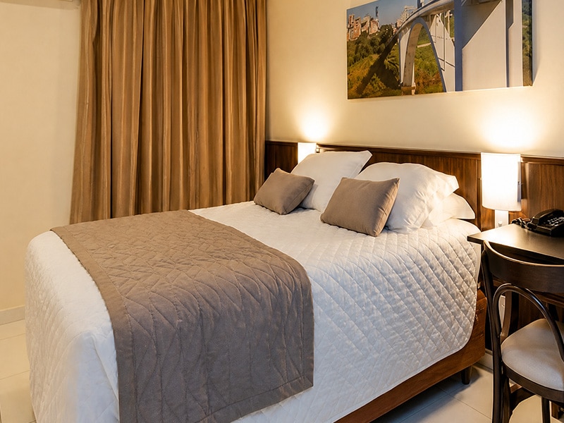 hotel bem localizado em Foz